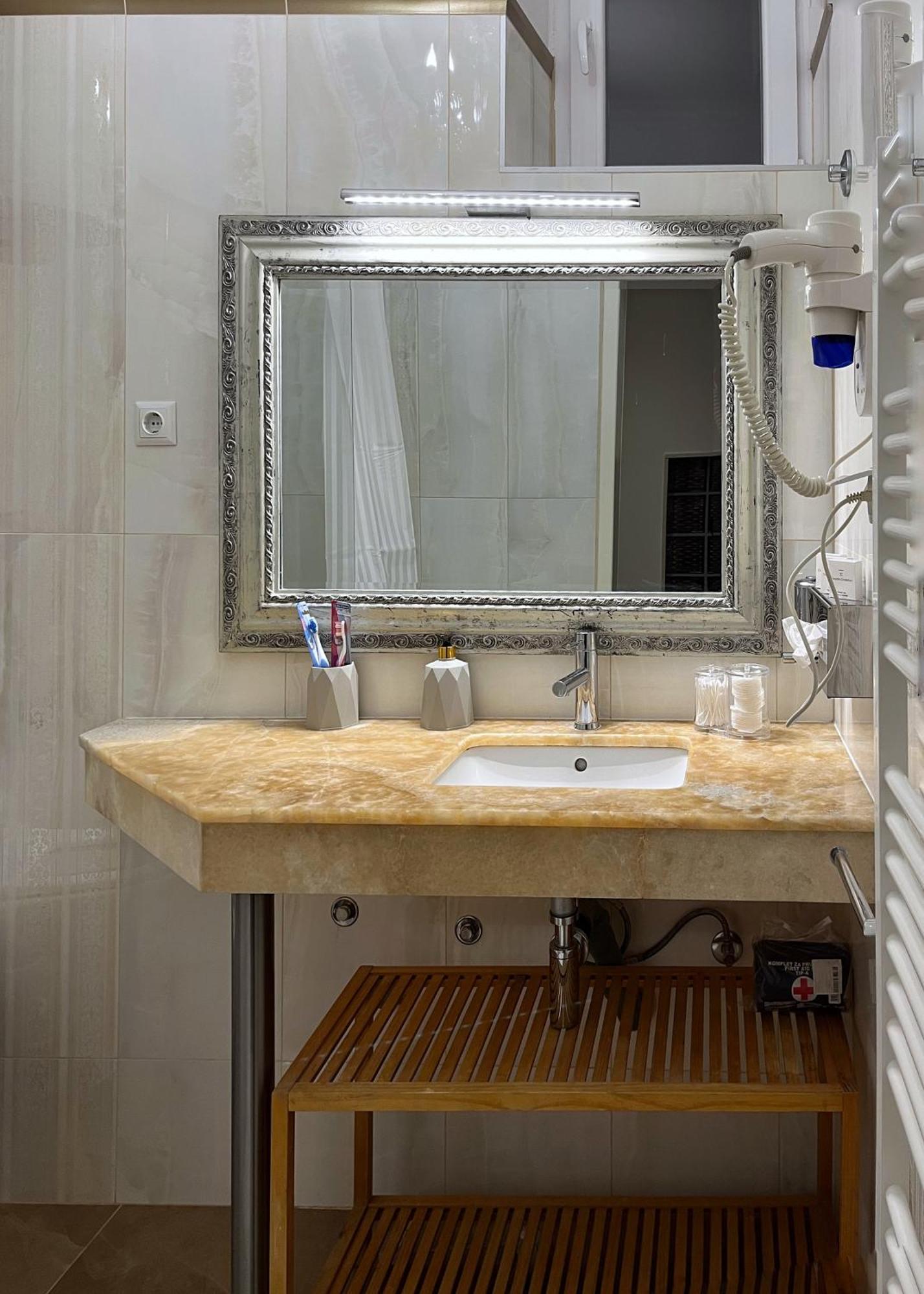 Main Street Retreat Apartment With Free Parking Sarajevo Ngoại thất bức ảnh